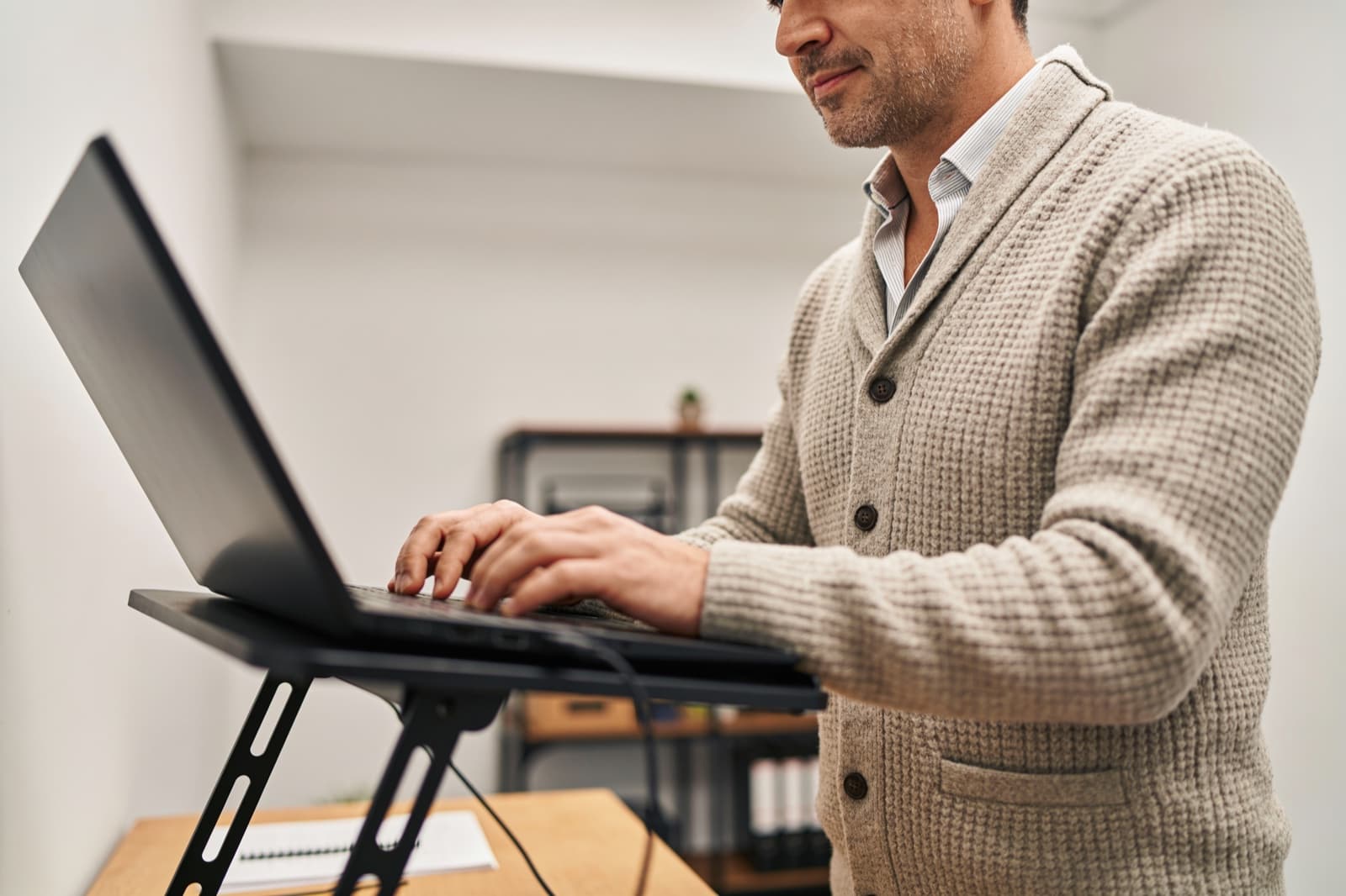 Kleinunternehmer arbeitet am Laptop mit KI-Tools in einem hellen Büro