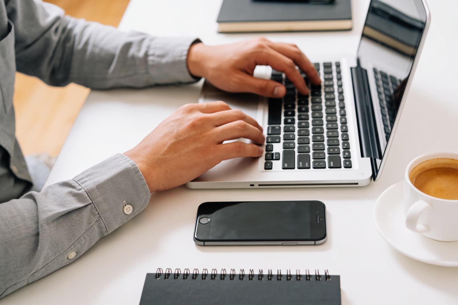Inhaber prüft eine eingehende Anfrage am Laptop