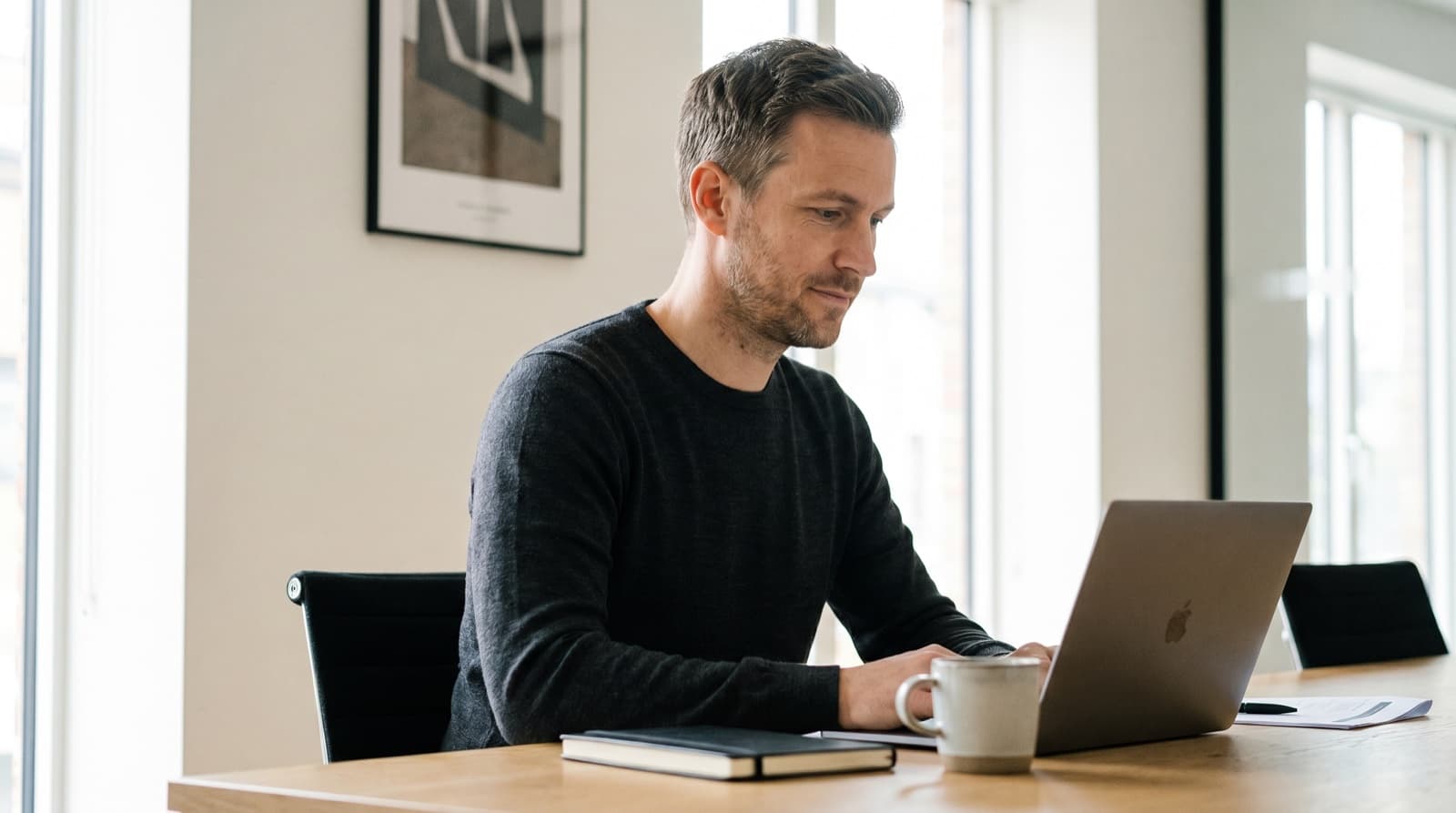 Ein Agentur-Inhaber arbeitet konzentriert am Laptop