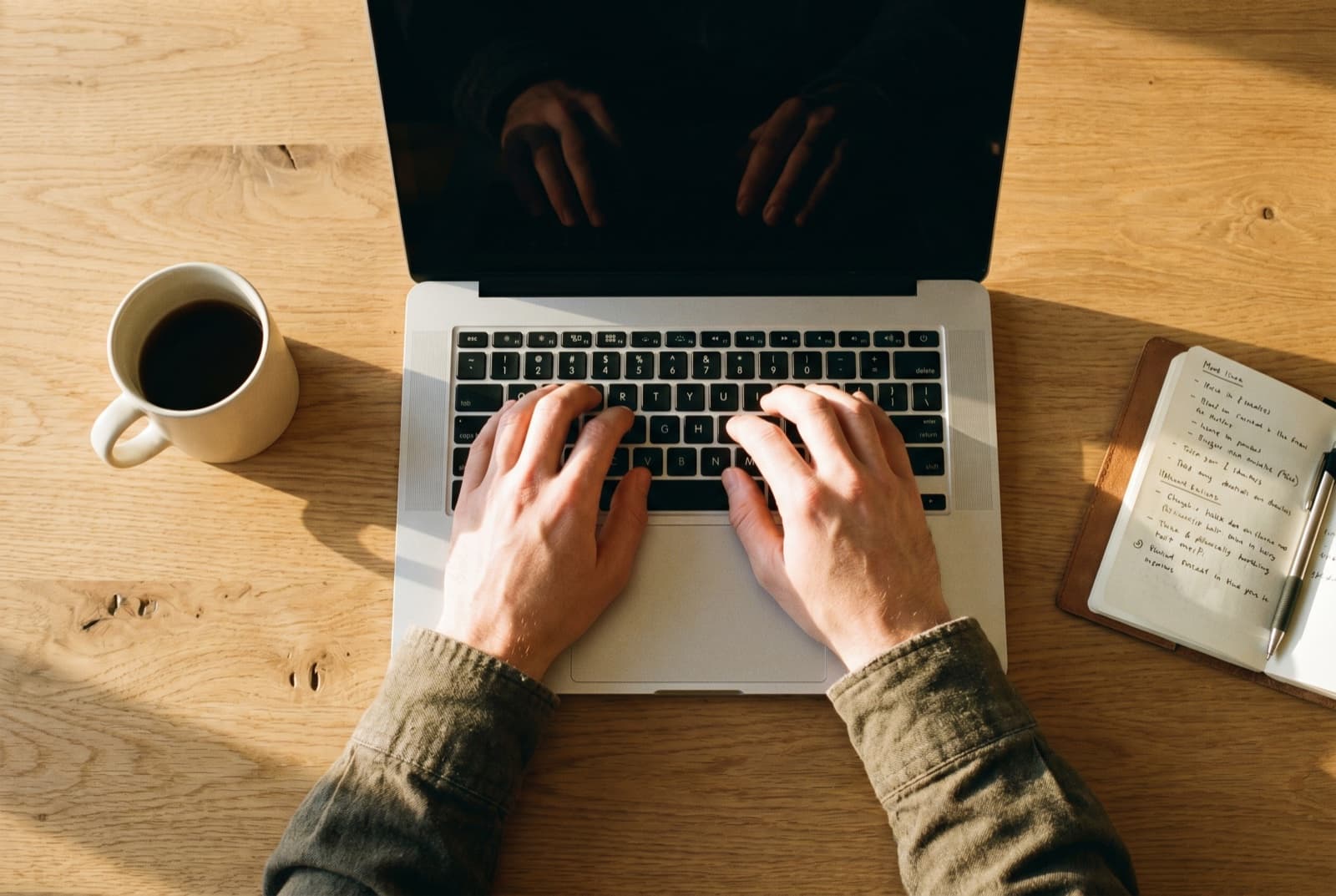 Konzentriertes Arbeiten am Laptop mit einer Tasse Kaffee