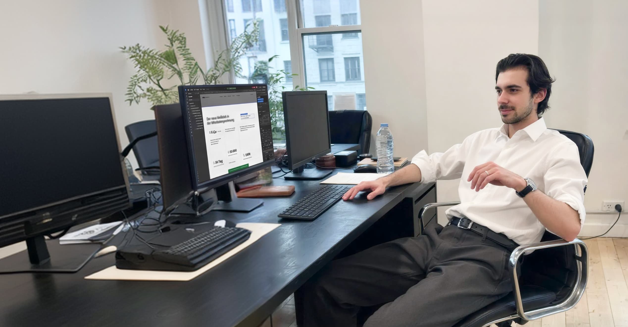 Ein Kollege am Schreibtisch im Grabosch-Büro